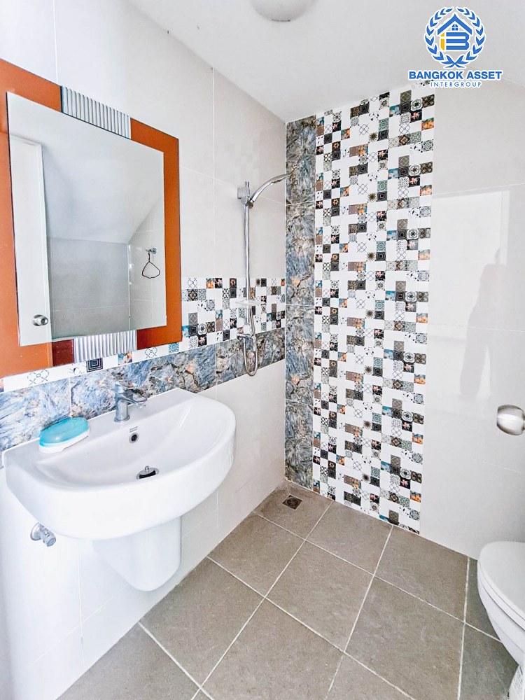 *****ทาวน์เฮ้าส์มือสอง โครงการ โกลเด้นทาวน์ วิภาวดี-แจ้งวัฒนะ เนื้อที่ 19 ตร.ว. ฟังก์ชัน 4 ห้องนอน 2 ห้องน้ำ 2 ที่จอดรถ บนทำเลเดินทางสะดวก เชื่อมต่อแจ้งวัฒนะ ถนนเลียบคลองปะปา ถนนสรงประภา ใกล้รถไฟฟ้าสายสีแดง "สถานีรังสิต" และทางด่วน "ศรีสมาน"