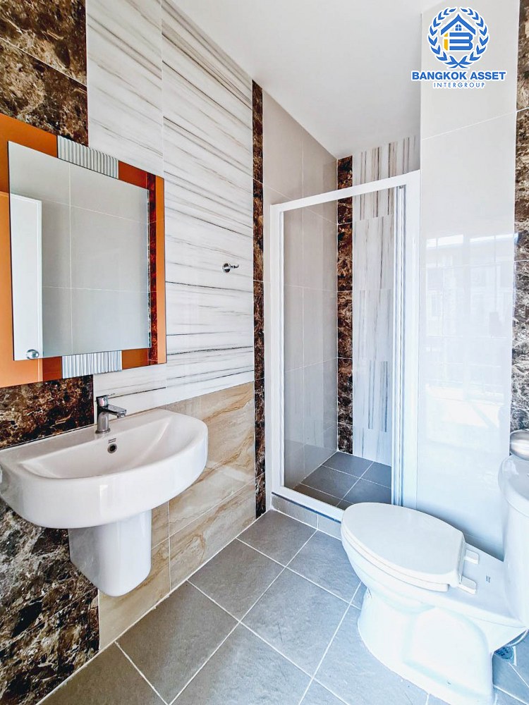 *****ทาวน์เฮ้าส์มือสอง โครงการ โกลเด้นทาวน์ วิภาวดี-แจ้งวัฒนะ เนื้อที่ 19 ตร.ว. ฟังก์ชัน 4 ห้องนอน 2 ห้องน้ำ 2 ที่จอดรถ บนทำเลเดินทางสะดวก เชื่อมต่อแจ้งวัฒนะ ถนนเลียบคลองปะปา ถนนสรงประภา ใกล้รถไฟฟ้าสายสีแดง "สถานีรังสิต" และทางด่วน "ศรีสมาน"