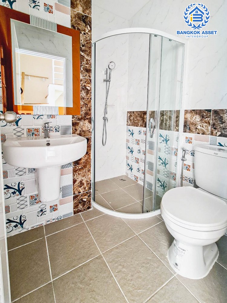 *****ทาวน์เฮ้าส์มือสอง โครงการ โกลเด้นทาวน์ วิภาวดี-แจ้งวัฒนะ เนื้อที่ 19 ตร.ว. ฟังก์ชัน 4 ห้องนอน 2 ห้องน้ำ 2 ที่จอดรถ บนทำเลเดินทางสะดวก เชื่อมต่อแจ้งวัฒนะ ถนนเลียบคลองปะปา ถนนสรงประภา ใกล้รถไฟฟ้าสายสีแดง "สถานีรังสิต" และทางด่วน "ศรีสมาน"