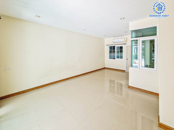 *****ทาวน์เฮ้าส์มือสอง โครงการ โกลเด้นทาวน์ วิภาวดี-แจ้งวัฒนะ เนื้อที่ 19 ตร.ว. ฟังก์ชัน 4 ห้องนอน 2 ห้องน้ำ 2 ที่จอดรถ บนทำเลเดินทางสะดวก เชื่อมต่อแจ้งวัฒนะ ถนนเลียบคลองปะปา ถนนสรงประภา ใกล้รถไฟฟ้าสายสีแดง "สถานีรังสิต" และทางด่วน "ศรีสมาน"