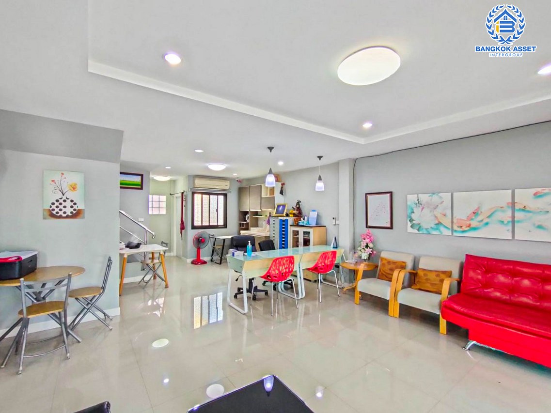 *****บ้านแฝดมือหนึ่งนนทบุรี หมู่บ้าน ภานุวัชร2 รัตนาธิเบศร์-ท่าอิฐ หลังมุม เนื้อที่กว้าง 47.7 ตร.ว. ฟังก์ชัน 3 ห้องนอน 3 ห้องน้ำ 2 ที่จอดรถ บ้านสภาพดี บนทำเลเดินทางสะดวก เข้า-ออกได้หลายเส้นทาง เพียง 12 นาทีก็ถึงรถไฟฟ้าสายสีม่วง "สถานีไทรม้า" แถมใกล้ทางด่วน "ศรีรัช"