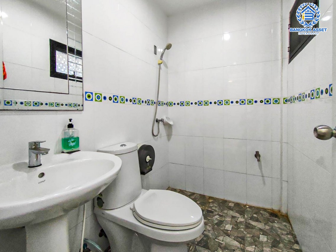 *****บ้านแฝดมือหนึ่งนนทบุรี หมู่บ้าน ภานุวัชร2 รัตนาธิเบศร์-ท่าอิฐ หลังมุม เนื้อที่กว้าง 47.7 ตร.ว. ฟังก์ชัน 3 ห้องนอน 3 ห้องน้ำ 2 ที่จอดรถ บ้านสภาพดี บนทำเลเดินทางสะดวก เข้า-ออกได้หลายเส้นทาง เพียง 12 นาทีก็ถึงรถไฟฟ้าสายสีม่วง "สถานีไทรม้า" แถมใกล้ทางด่วน "ศรีรัช"