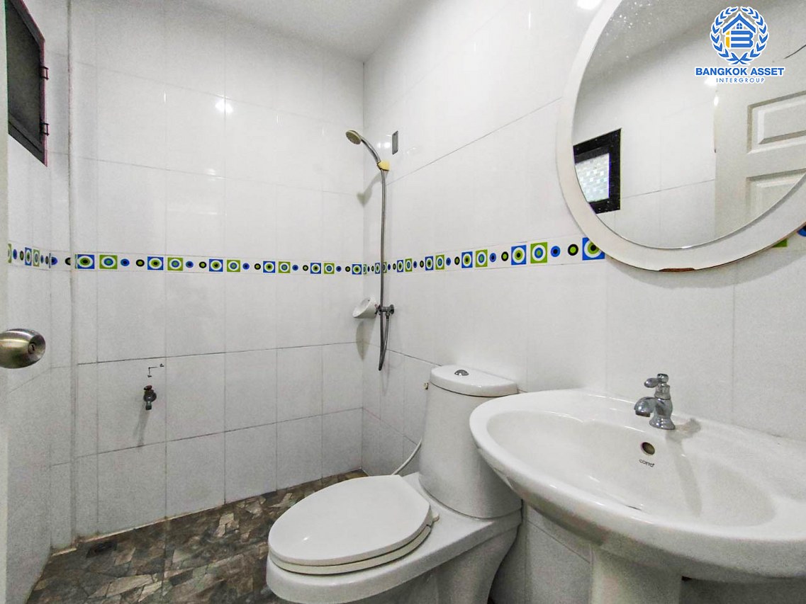 *****บ้านแฝดมือหนึ่งนนทบุรี หมู่บ้าน ภานุวัชร2 รัตนาธิเบศร์-ท่าอิฐ หลังมุม เนื้อที่กว้าง 47.7 ตร.ว. ฟังก์ชัน 3 ห้องนอน 3 ห้องน้ำ 2 ที่จอดรถ บ้านสภาพดี บนทำเลเดินทางสะดวก เข้า-ออกได้หลายเส้นทาง เพียง 12 นาทีก็ถึงรถไฟฟ้าสายสีม่วง "สถานีไทรม้า" แถมใกล้ทางด่วน "ศรีรัช"