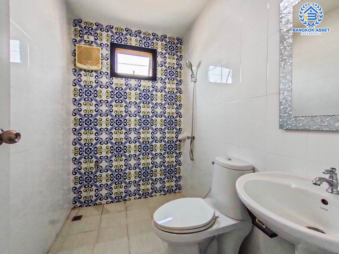 *****บ้านแฝดมือหนึ่งนนทบุรี หมู่บ้าน ภานุวัชร2 รัตนาธิเบศร์-ท่าอิฐ หลังมุม เนื้อที่กว้าง 47.7 ตร.ว. ฟังก์ชัน 3 ห้องนอน 3 ห้องน้ำ 2 ที่จอดรถ บ้านสภาพดี บนทำเลเดินทางสะดวก เข้า-ออกได้หลายเส้นทาง เพียง 12 นาทีก็ถึงรถไฟฟ้าสายสีม่วง "สถานีไทรม้า" แถมใกล้ทางด่วน "ศรีรัช"