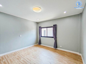 *****บ้านแฝดมือหนึ่งนนทบุรี หมู่บ้าน ภานุวัชร2 รัตนาธิเบศร์-ท่าอิฐ หลังมุม เนื้อที่กว้าง 47.7 ตร.ว. ฟังก์ชัน 3 ห้องนอน 3 ห้องน้ำ 2 ที่จอดรถ บ้านสภาพดี บนทำเลเดินทางสะดวก เข้า-ออกได้หลายเส้นทาง เพียง 12 นาทีก็ถึงรถไฟฟ้าสายสีม่วง "สถานีไทรม้า" แถมใกล้ทางด่วน "ศรีรัช"