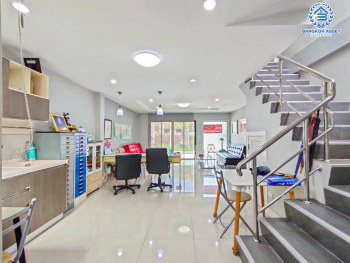 *****บ้านแฝดมือหนึ่งนนทบุรี หมู่บ้าน ภานุวัชร2 รัตนาธิเบศร์-ท่าอิฐ หลังมุม เนื้อที่กว้าง 47.7 ตร.ว. ฟังก์ชัน 3 ห้องนอน 3 ห้องน้ำ 2 ที่จอดรถ บ้านสภาพดี บนทำเลเดินทางสะดวก เข้า-ออกได้หลายเส้นทาง เพียง 12 นาทีก็ถึงรถไฟฟ้าสายสีม่วง "สถานีไทรม้า" แถมใกล้ทางด่วน "ศรีรัช"