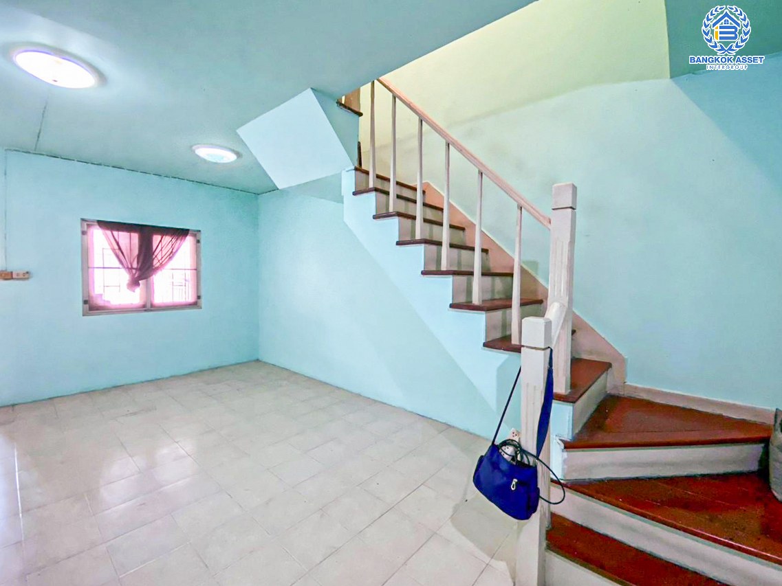 ทาวน์เฮ้าส์มือสองปทุมธานี หมู่บ้าน พฤกษา32 ลำลูกกา เนื้อที่ 16 ตร.ว. ฟังก์ชัน 2 ห้องนอน 2 ห้องน้ำ 1 ที่จอดรถ แถมฟรี! 1 เครื่องปรับอากาศ และปั๊มน้ำพร้อมแทงค์น้ำ บนทำเลเข้ากรุงเทพฯ และออกต่างจังหวัดได้สบาย เชื่อมต่อถนนลำลูกกา, ถนนกาญจนาภิเษก, ถนนพหลโยธิน จองเลย!