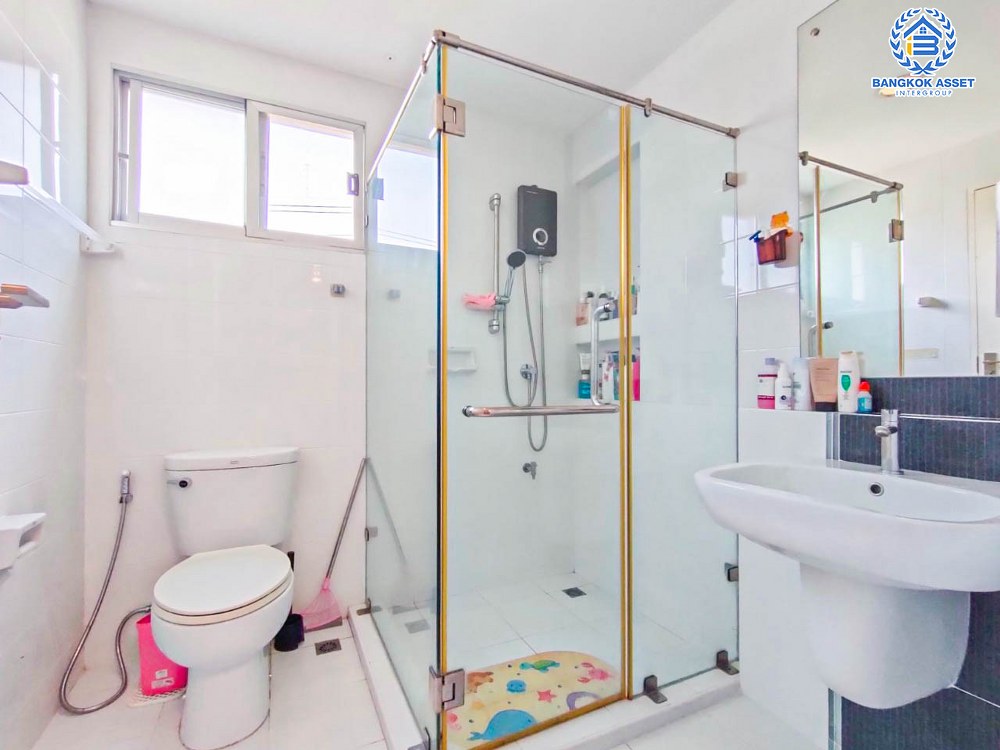 *****บ้านแฝดมือสอง โครงการ เดอะเทอเรส เพชรเกษม63 หลังมุม เนื้อที่48.20 ตร.ว. ฟังก์ชัน 3 ห้องนอน 2 ห้องน้ำ 2 ที่จอดรถ บ้านคุณภาพจาก L&H ให้ความรู้สึกเหมือนบ้านเดี่ยว บนทำเลเดินทางสะดวก ใกล้รถไฟฟ้าสายสีน้ำเงิน "สถานีหลักสอง" และจุดขึ้นทางด่วน "พระราม2"