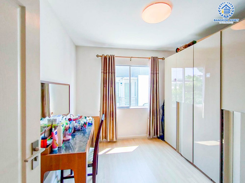 *****บ้านแฝดมือสอง โครงการ เดอะเทอเรส เพชรเกษม63 หลังมุม เนื้อที่48.20 ตร.ว. ฟังก์ชัน 3 ห้องนอน 2 ห้องน้ำ 2 ที่จอดรถ บ้านคุณภาพจาก L&H ให้ความรู้สึกเหมือนบ้านเดี่ยว บนทำเลเดินทางสะดวก ใกล้รถไฟฟ้าสายสีน้ำเงิน "สถานีหลักสอง" และจุดขึ้นทางด่วน "พระราม2"