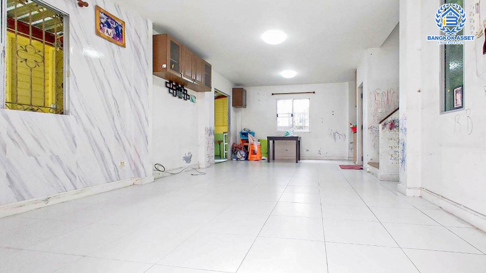 บ้านแฝดมือสอง โครงการ มัลดีฟ ปาล์ม เลียบทางด่วนพิเศษหมายเลข9 (บางพลี) บ้านสไตล์โมเดิร์น เนื้อที่ 35 ตร.ว. ฟังก์ชัน 3 ห้องนอน 2 ห้องน้ำ 1 ที่จอดรถ ภายในเหมือนใหม่ พื้นที่ใช้สอยเยอะ ตั้งบนทำเลเดินทางสะดวก เชื่อมต่อถนนกิ่งแก้ว ถนนอ่อนนุช ถนนบางนา-ตราด