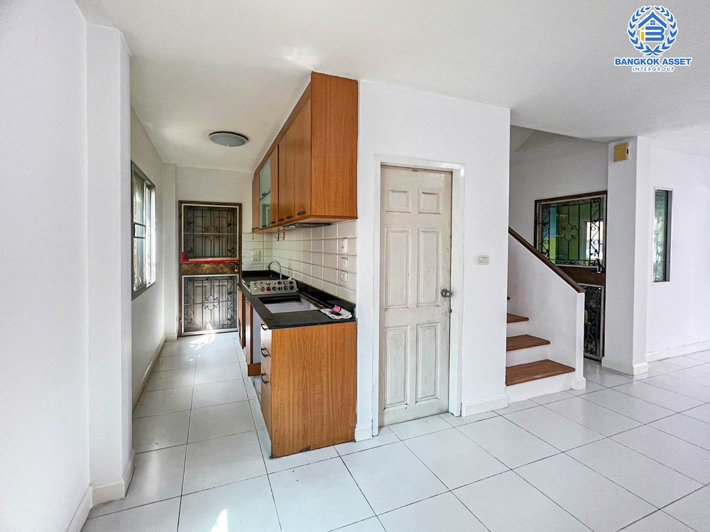 บ้านแฝดมือสอง โครงการ มัลดีฟ ปาล์ม เลียบทางด่วนพิเศษหมายเลข9 (บางพลี) บ้านสไตล์โมเดิร์น เนื้อที่ 35 ตร.ว. ฟังก์ชัน 3 ห้องนอน 2 ห้องน้ำ 1 ที่จอดรถ ภายในเหมือนใหม่ พื้นที่ใช้สอยเยอะ ตั้งบนทำเลเดินทางสะดวก เชื่อมต่อถนนกิ่งแก้ว ถนนอ่อนนุช ถนนบางนา-ตราด