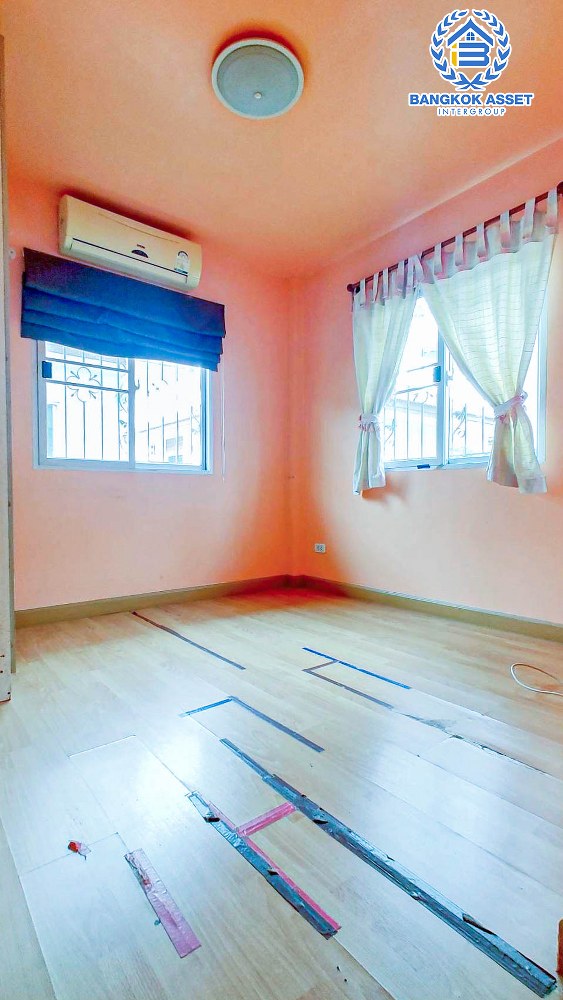 บ้านแฝดมือสอง โครงการ มัลดีฟ ปาล์ม เลียบทางด่วนพิเศษหมายเลข9 (บางพลี) บ้านสไตล์โมเดิร์น เนื้อที่ 35 ตร.ว. ฟังก์ชัน 3 ห้องนอน 2 ห้องน้ำ 1 ที่จอดรถ ภายในเหมือนใหม่ พื้นที่ใช้สอยเยอะ ตั้งบนทำเลเดินทางสะดวก เชื่อมต่อถนนกิ่งแก้ว ถนนอ่อนนุช ถนนบางนา-ตราด