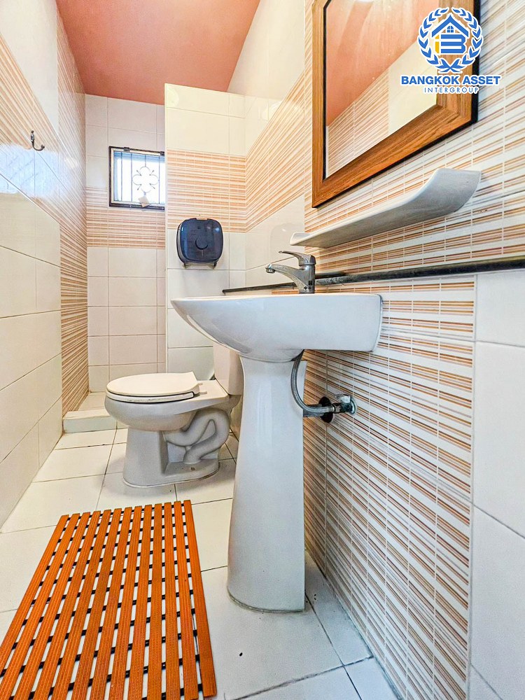 บ้านแฝดมือสอง โครงการ มัลดีฟ ปาล์ม เลียบทางด่วนพิเศษหมายเลข9 (บางพลี) บ้านสไตล์โมเดิร์น เนื้อที่ 35 ตร.ว. ฟังก์ชัน 3 ห้องนอน 2 ห้องน้ำ 1 ที่จอดรถ ภายในเหมือนใหม่ พื้นที่ใช้สอยเยอะ ตั้งบนทำเลเดินทางสะดวก เชื่อมต่อถนนกิ่งแก้ว ถนนอ่อนนุช ถนนบางนา-ตราด