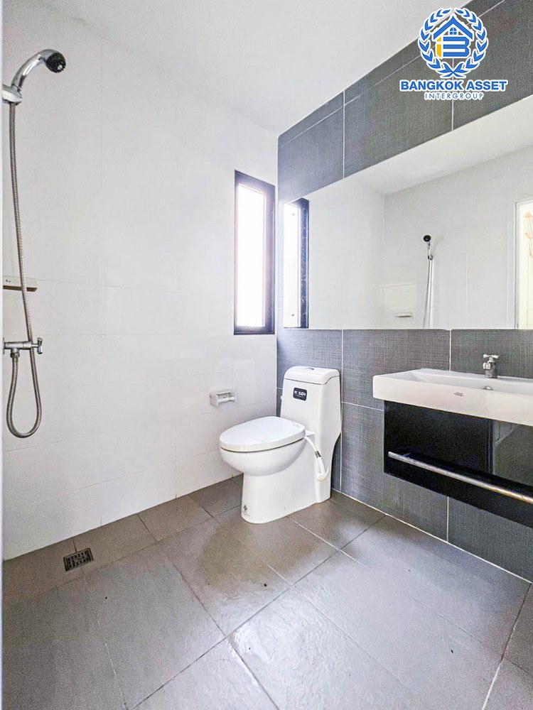 *****บ้านเดี่ยวมือสอง โครงการ ดีไลท์ บางนา-ศรีนครินทร์ หลังมุม เนื้อที่ 60.30 ตร.ว. ฟังก์ชัน 4 ห้องนอน 2 ห้องน้ำ 2 ที่จอดรถ พื้นที่รอบบ้านกว้าง สภาพภายในดีมาก บนทำเลเดินทางสะดวก เชื่อมต่อถนนเลียบคลองสำโรง ถนนวงแหวนรอบนอก(ฝั่งตะวันออก) ใกล้จุดขึ้นทางพิเศษบูรพาวิถี