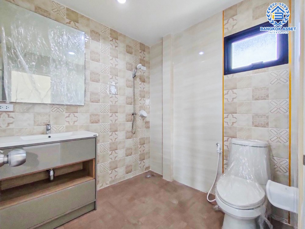 *****บ้านเดี่ยวมือหนึ่ง โครงการ ภานุวัชร2 รัตนาธิเบศร์-ท่าอิฐ เนื้อที่ 77.10 ตร.ว. ฟังก์ชัน 3 ห้องนอน 3 ห้องน้ำ 2 ที่จอดรถ สภาพเหมือนมือหนึ่ง บนทำเลเดินทางสะดวก เข้า-ออกได้ทั้งถนนรัตนาธิเบศร์ ถนนราชพฤกษ์ ใกล้รถไฟฟ้าสายสีม่วง "สถานีไทรม้า" และทางด่วน "ศรีรัช"