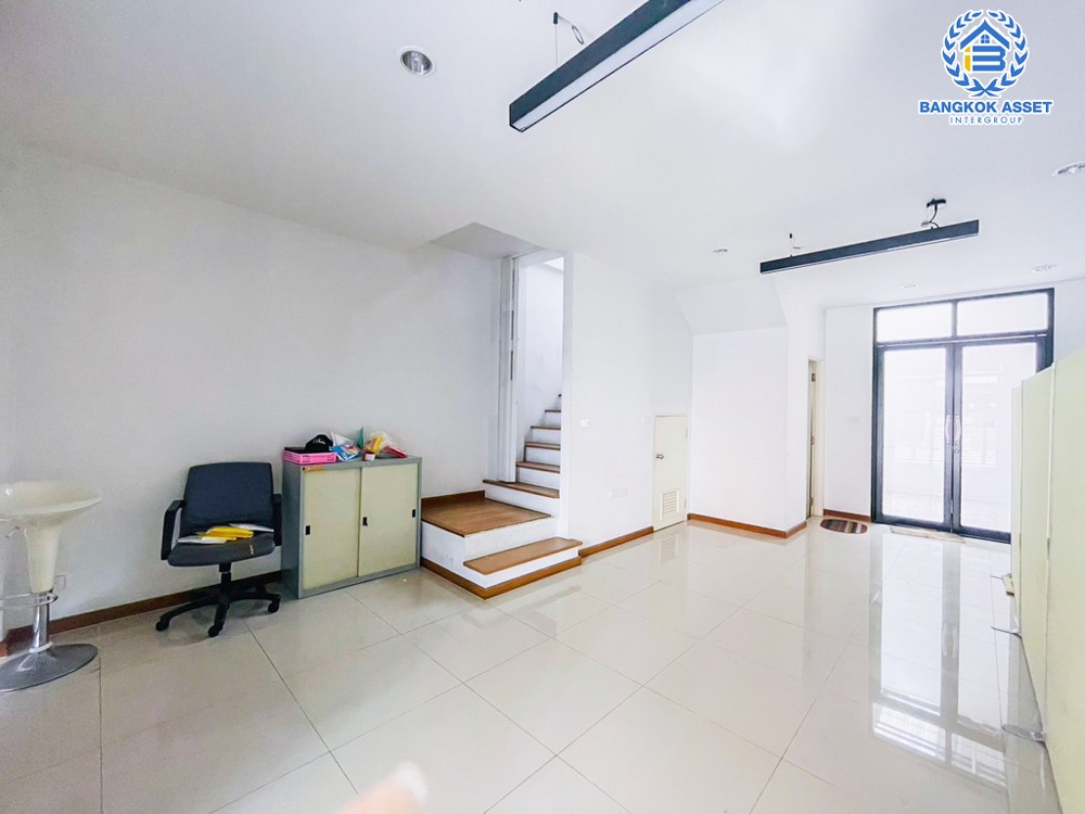 *****ทาวน์เฮ้าส์ 3 ชั้นมือสอง โครงการ เฮ้าส์35 แจ้งวัฒนะ เนื้อที่กว้าง 19.90 ตร.ว. ฟังก์ชัน 4 ห้องนอน 4 ห้องน้ำ 1 ที่จอดรถ บ้านสวยสภาพพร้อมอยู่ บนทำเลเดินทางสะดวก เชื่อมต่อถนนสามัคคี ถนนติวานนท์ ถนนเลียบคลองปะปา ใกล้รถไฟฟ้าสายสีชมพู "สถานีแจ้งวัฒนะ14" และจุดขึ้นทางด่วน "แจ้งวัฒนะ"