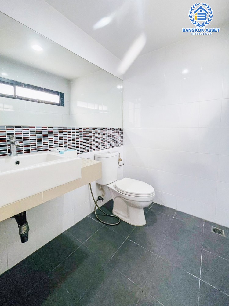 *****ทาวน์เฮ้าส์ 3 ชั้นมือสอง โครงการ เฮ้าส์35 แจ้งวัฒนะ เนื้อที่กว้าง 19.90 ตร.ว. ฟังก์ชัน 4 ห้องนอน 4 ห้องน้ำ 1 ที่จอดรถ บ้านสวยสภาพพร้อมอยู่ บนทำเลเดินทางสะดวก เชื่อมต่อถนนสามัคคี ถนนติวานนท์ ถนนเลียบคลองปะปา ใกล้รถไฟฟ้าสายสีชมพู "สถานีแจ้งวัฒนะ14" และจุดขึ้นทางด่วน "แจ้งวัฒนะ"