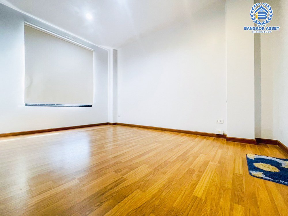 *****ทาวน์เฮ้าส์ 3 ชั้นมือสอง โครงการ เฮ้าส์35 แจ้งวัฒนะ เนื้อที่กว้าง 19.90 ตร.ว. ฟังก์ชัน 4 ห้องนอน 4 ห้องน้ำ 1 ที่จอดรถ บ้านสวยสภาพพร้อมอยู่ บนทำเลเดินทางสะดวก เชื่อมต่อถนนสามัคคี ถนนติวานนท์ ถนนเลียบคลองปะปา ใกล้รถไฟฟ้าสายสีชมพู "สถานีแจ้งวัฒนะ14" และจุดขึ้นทางด่วน "แจ้งวัฒนะ"