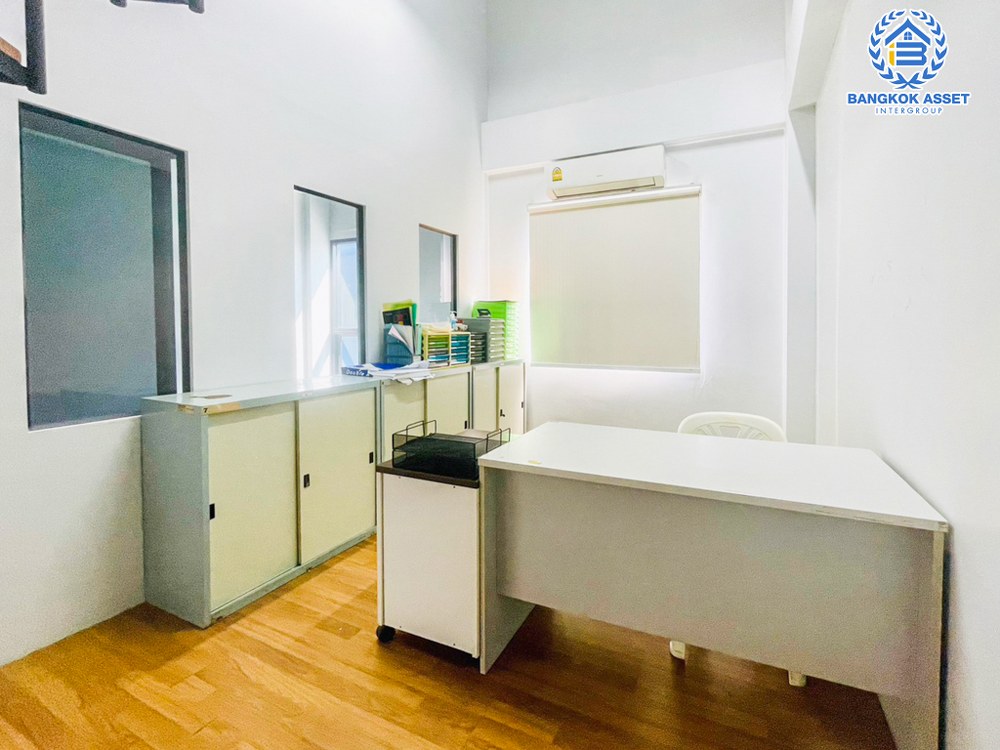 *****ทาวน์เฮ้าส์ 3 ชั้นมือสอง โครงการ เฮ้าส์35 แจ้งวัฒนะ เนื้อที่กว้าง 19.90 ตร.ว. ฟังก์ชัน 4 ห้องนอน 4 ห้องน้ำ 1 ที่จอดรถ บ้านสวยสภาพพร้อมอยู่ บนทำเลเดินทางสะดวก เชื่อมต่อถนนสามัคคี ถนนติวานนท์ ถนนเลียบคลองปะปา ใกล้รถไฟฟ้าสายสีชมพู "สถานีแจ้งวัฒนะ14" และจุดขึ้นทางด่วน "แจ้งวัฒนะ"