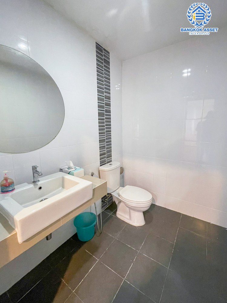 *****ทาวน์เฮ้าส์ 3 ชั้นมือสอง โครงการ เฮ้าส์35 แจ้งวัฒนะ เนื้อที่กว้าง 19.90 ตร.ว. ฟังก์ชัน 4 ห้องนอน 4 ห้องน้ำ 1 ที่จอดรถ บ้านสวยสภาพพร้อมอยู่ บนทำเลเดินทางสะดวก เชื่อมต่อถนนสามัคคี ถนนติวานนท์ ถนนเลียบคลองปะปา ใกล้รถไฟฟ้าสายสีชมพู "สถานีแจ้งวัฒนะ14" และจุดขึ้นทางด่วน "แจ้งวัฒนะ"