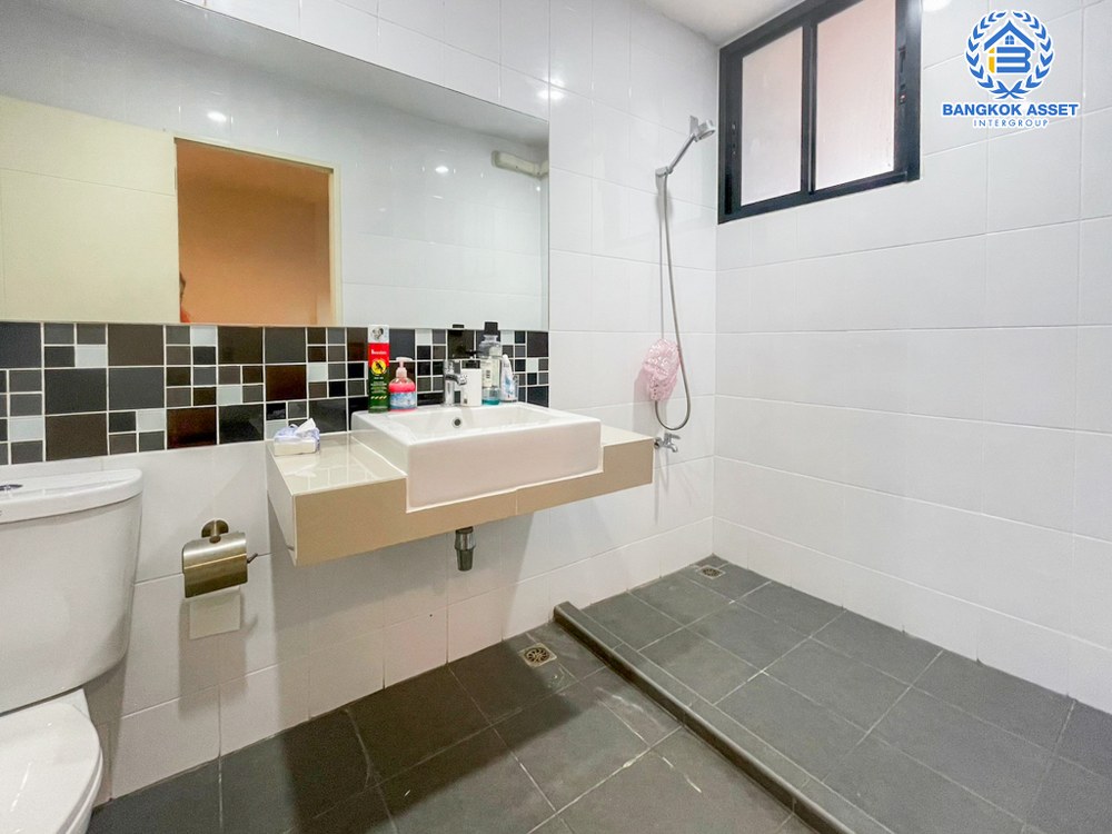 *****ทาวน์เฮ้าส์ 3 ชั้นมือสอง โครงการ เฮ้าส์35 แจ้งวัฒนะ เนื้อที่กว้าง 19.90 ตร.ว. ฟังก์ชัน 4 ห้องนอน 4 ห้องน้ำ 1 ที่จอดรถ บ้านสวยสภาพพร้อมอยู่ บนทำเลเดินทางสะดวก เชื่อมต่อถนนสามัคคี ถนนติวานนท์ ถนนเลียบคลองปะปา ใกล้รถไฟฟ้าสายสีชมพู "สถานีแจ้งวัฒนะ14" และจุดขึ้นทางด่วน "แจ้งวัฒนะ"