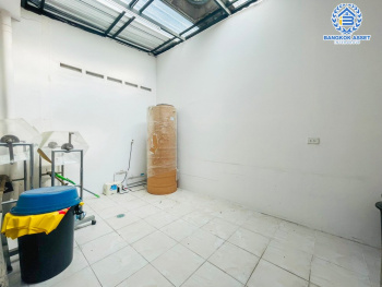 *****ทาวน์เฮ้าส์ 3 ชั้นมือสอง โครงการ เฮ้าส์35 แจ้งวัฒนะ เนื้อที่กว้าง 19.90 ตร.ว. ฟังก์ชัน 4 ห้องนอน 4 ห้องน้ำ 1 ที่จอดรถ บ้านสวยสภาพพร้อมอยู่ บนทำเลเดินทางสะดวก เชื่อมต่อถนนสามัคคี ถนนติวานนท์ ถนนเลียบคลองปะปา ใกล้รถไฟฟ้าสายสีชมพู "สถานีแจ้งวัฒนะ14" และจุดขึ้นทางด่วน "แจ้งวัฒนะ"