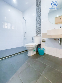 *****ทาวน์เฮ้าส์ 3 ชั้นมือสอง โครงการ เฮ้าส์35 แจ้งวัฒนะ เนื้อที่กว้าง 19.90 ตร.ว. ฟังก์ชัน 4 ห้องนอน 4 ห้องน้ำ 1 ที่จอดรถ บ้านสวยสภาพพร้อมอยู่ บนทำเลเดินทางสะดวก เชื่อมต่อถนนสามัคคี ถนนติวานนท์ ถนนเลียบคลองปะปา ใกล้รถไฟฟ้าสายสีชมพู "สถานีแจ้งวัฒนะ14" และจุดขึ้นทางด่วน "แจ้งวัฒนะ"