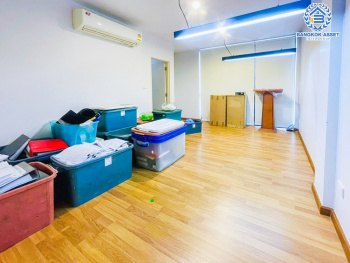 *****ทาวน์เฮ้าส์ 3 ชั้นมือสอง โครงการ เฮ้าส์35 แจ้งวัฒนะ เนื้อที่กว้าง 19.90 ตร.ว. ฟังก์ชัน 4 ห้องนอน 4 ห้องน้ำ 1 ที่จอดรถ บ้านสวยสภาพพร้อมอยู่ บนทำเลเดินทางสะดวก เชื่อมต่อถนนสามัคคี ถนนติวานนท์ ถนนเลียบคลองปะปา ใกล้รถไฟฟ้าสายสีชมพู "สถานีแจ้งวัฒนะ14" และจุดขึ้นทางด่วน "แจ้งวัฒนะ"