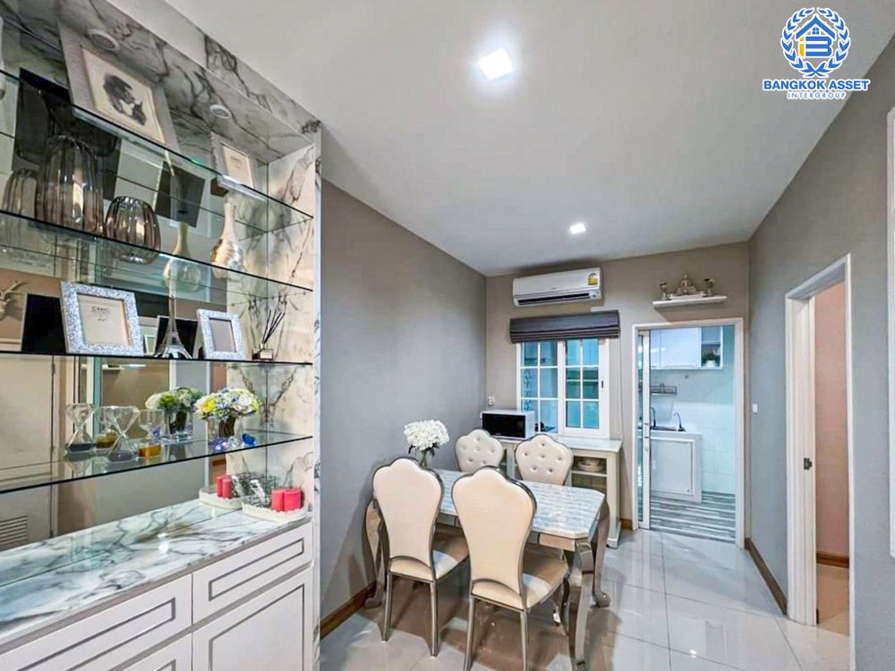 *****ทาวน์เฮ้าส์มือสอง โครงการ โกลเด้นทาวน์ รามอินทรา-คู้บอน เนื้อที่ 16.40 ตร.ว. ฟังก์ชัน 3 ห้องนอน 2 ห้องน้ำ 1 ที่จอดรถ บนทำเลเดินทางสะดวก เชื่อมต่อถนนรามอินทรา ถนนกาญจนาภิเษก ถนนคู้บอน ใกล้รถไฟฟ้าสายสีชมพู "สถานีคู้บอน" และจุดขึ้นทางด่วน "รามอินทรา-อาจณรงค์"