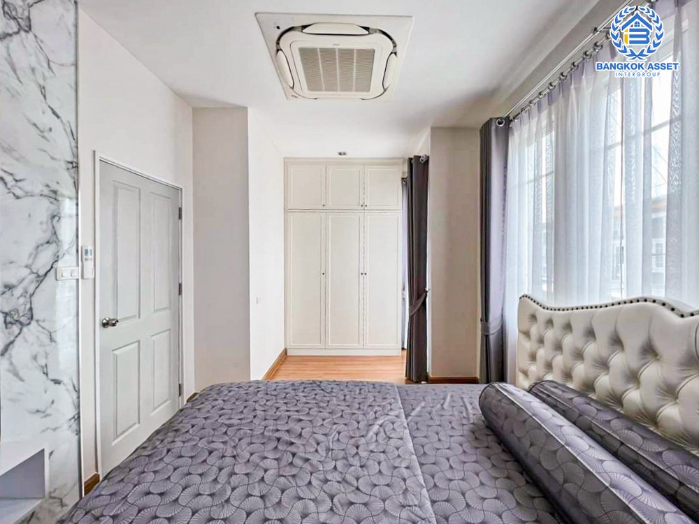 *****ทาวน์เฮ้าส์มือสอง โครงการ โกลเด้นทาวน์ รามอินทรา-คู้บอน เนื้อที่ 16.40 ตร.ว. ฟังก์ชัน 3 ห้องนอน 2 ห้องน้ำ 1 ที่จอดรถ บนทำเลเดินทางสะดวก เชื่อมต่อถนนรามอินทรา ถนนกาญจนาภิเษก ถนนคู้บอน ใกล้รถไฟฟ้าสายสีชมพู "สถานีคู้บอน" และจุดขึ้นทางด่วน "รามอินทรา-อาจณรงค์"