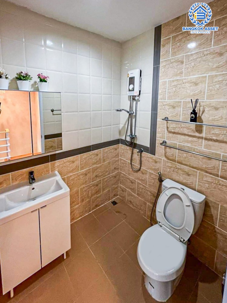 *****ทาวน์เฮ้าส์มือสอง โครงการ โกลเด้นทาวน์ รามอินทรา-คู้บอน เนื้อที่ 16.40 ตร.ว. ฟังก์ชัน 3 ห้องนอน 2 ห้องน้ำ 1 ที่จอดรถ บนทำเลเดินทางสะดวก เชื่อมต่อถนนรามอินทรา ถนนกาญจนาภิเษก ถนนคู้บอน ใกล้รถไฟฟ้าสายสีชมพู "สถานีคู้บอน" และจุดขึ้นทางด่วน "รามอินทรา-อาจณรงค์"