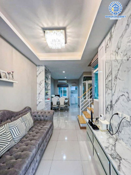 *****ทาวน์เฮ้าส์มือสอง โครงการ โกลเด้นทาวน์ รามอินทรา-คู้บอน เนื้อที่ 16.40 ตร.ว. ฟังก์ชัน 3 ห้องนอน 2 ห้องน้ำ 1 ที่จอดรถ บนทำเลเดินทางสะดวก เชื่อมต่อถนนรามอินทรา ถนนกาญจนาภิเษก ถนนคู้บอน ใกล้รถไฟฟ้าสายสีชมพู "สถานีคู้บอน" และจุดขึ้นทางด่วน "รามอินทรา-อาจณรงค์"