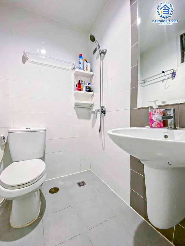 *****ทาวน์เฮ้าส์มือสองปทุมธานี โครงการ เดอะคัลเลอร์ รังสิต-คลอง4 หลังมุม เนื้อที่กว้างขวางถึง 27 ตร.ว. ฟังก์ชัน 3 ห้องนอน 2 ห้องน้ำ 2 ที่จอดรถ เนื้อที่เยอะ แถมฟรี! 2 เครื่องปรับอากาศ 1 เครื่องทำน้ำอุ่น บนทำเลแห่งการเดินทาง เชื่อมต่อถนนกาญจนาภิเษก, ถนนรังสิต-นครนายก ใกล้รถไฟฟ้าสายสีเขียว "สถานีคูคต" และทางด่วน "วงแหวนกาญจนาภิเษก"