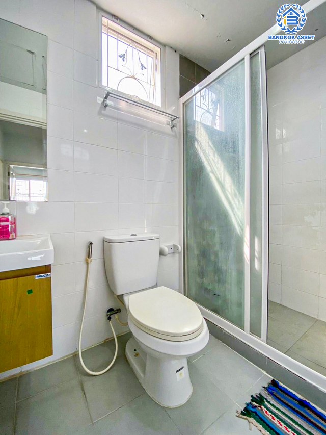 *****ทาวน์เฮ้าส์มือสองปทุมธานี โครงการ เดอะคัลเลอร์ รังสิต-คลอง4 หลังมุม เนื้อที่กว้างขวางถึง 27 ตร.ว. ฟังก์ชัน 3 ห้องนอน 2 ห้องน้ำ 2 ที่จอดรถ เนื้อที่เยอะ แถมฟรี! 2 เครื่องปรับอากาศ 1 เครื่องทำน้ำอุ่น บนทำเลแห่งการเดินทาง เชื่อมต่อถนนกาญจนาภิเษก, ถนนรังสิต-นครนายก ใกล้รถไฟฟ้าสายสีเขียว "สถานีคูคต" และทางด่วน "วงแหวนกาญจนาภิเษก"