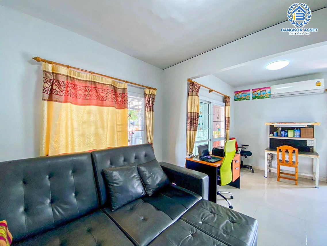 *****ทาวน์เฮ้าส์มือสองปทุมธานี โครงการ เดอะคัลเลอร์ รังสิต-คลอง4 หลังมุม เนื้อที่กว้างขวางถึง 27 ตร.ว. ฟังก์ชัน 3 ห้องนอน 2 ห้องน้ำ 2 ที่จอดรถ เนื้อที่เยอะ แถมฟรี! 2 เครื่องปรับอากาศ 1 เครื่องทำน้ำอุ่น บนทำเลแห่งการเดินทาง เชื่อมต่อถนนกาญจนาภิเษก, ถนนรังสิต-นครนายก ใกล้รถไฟฟ้าสายสีเขียว "สถานีคูคต" และทางด่วน "วงแหวนกาญจนาภิเษก"