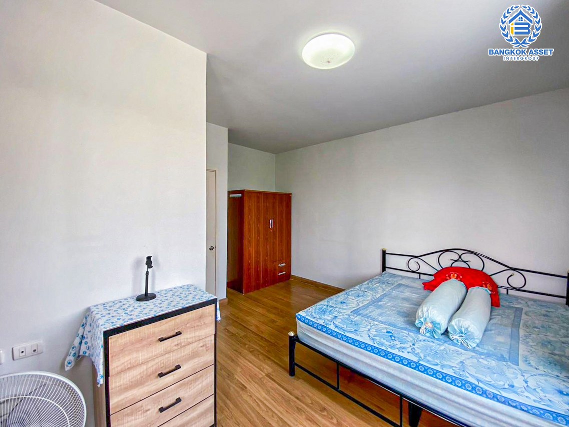 *****ทาวน์เฮ้าส์มือสองปทุมธานี โครงการ เดอะคัลเลอร์ รังสิต-คลอง4 หลังมุม เนื้อที่กว้างขวางถึง 27 ตร.ว. ฟังก์ชัน 3 ห้องนอน 2 ห้องน้ำ 2 ที่จอดรถ เนื้อที่เยอะ แถมฟรี! 2 เครื่องปรับอากาศ 1 เครื่องทำน้ำอุ่น บนทำเลแห่งการเดินทาง เชื่อมต่อถนนกาญจนาภิเษก, ถนนรังสิต-นครนายก ใกล้รถไฟฟ้าสายสีเขียว "สถานีคูคต" และทางด่วน "วงแหวนกาญจนาภิเษก"