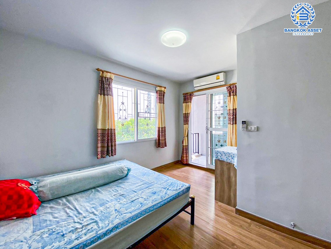 *****ทาวน์เฮ้าส์มือสองปทุมธานี โครงการ เดอะคัลเลอร์ รังสิต-คลอง4 หลังมุม เนื้อที่กว้างขวางถึง 27 ตร.ว. ฟังก์ชัน 3 ห้องนอน 2 ห้องน้ำ 2 ที่จอดรถ เนื้อที่เยอะ แถมฟรี! 2 เครื่องปรับอากาศ 1 เครื่องทำน้ำอุ่น บนทำเลแห่งการเดินทาง เชื่อมต่อถนนกาญจนาภิเษก, ถนนรังสิต-นครนายก ใกล้รถไฟฟ้าสายสีเขียว "สถานีคูคต" และทางด่วน "วงแหวนกาญจนาภิเษก"