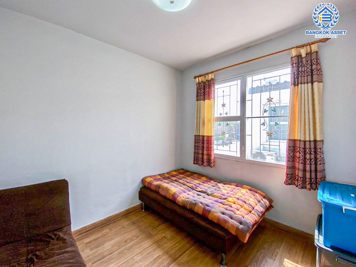 *****ทาวน์เฮ้าส์มือสองปทุมธานี โครงการ เดอะคัลเลอร์ รังสิต-คลอง4 หลังมุม เนื้อที่กว้างขวางถึง 27 ตร.ว. ฟังก์ชัน 3 ห้องนอน 2 ห้องน้ำ 2 ที่จอดรถ เนื้อที่เยอะ แถมฟรี! 2 เครื่องปรับอากาศ 1 เครื่องทำน้ำอุ่น บนทำเลแห่งการเดินทาง เชื่อมต่อถนนกาญจนาภิเษก, ถนนรังสิต-นครนายก ใกล้รถไฟฟ้าสายสีเขียว "สถานีคูคต" และทางด่วน "วงแหวนกาญจนาภิเษก"