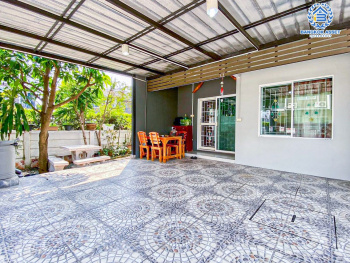 *****ทาวน์เฮ้าส์มือสองปทุมธานี โครงการ เดอะคัลเลอร์ รังสิต-คลอง4 หลังมุม เนื้อที่กว้างขวางถึง 27 ตร.ว. ฟังก์ชัน 3 ห้องนอน 2 ห้องน้ำ 2 ที่จอดรถ เนื้อที่เยอะ แถมฟรี! 2 เครื่องปรับอากาศ 1 เครื่องทำน้ำอุ่น บนทำเลแห่งการเดินทาง เชื่อมต่อถนนกาญจนาภิเษก, ถนนรังสิต-นครนายก ใกล้รถไฟฟ้าสายสีเขียว "สถานีคูคต" และทางด่วน "วงแหวนกาญจนาภิเษก"