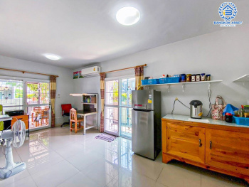 *****ทาวน์เฮ้าส์มือสองปทุมธานี โครงการ เดอะคัลเลอร์ รังสิต-คลอง4 หลังมุม เนื้อที่กว้างขวางถึง 27 ตร.ว. ฟังก์ชัน 3 ห้องนอน 2 ห้องน้ำ 2 ที่จอดรถ เนื้อที่เยอะ แถมฟรี! 2 เครื่องปรับอากาศ 1 เครื่องทำน้ำอุ่น บนทำเลแห่งการเดินทาง เชื่อมต่อถนนกาญจนาภิเษก, ถนนรังสิต-นครนายก ใกล้รถไฟฟ้าสายสีเขียว "สถานีคูคต" และทางด่วน "วงแหวนกาญจนาภิเษก"