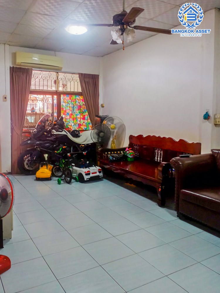 *****ทาวน์เฮ้าส์มือสอง ซอยอินทามระ3 วิภาวดี-รังสิต เนื้อที่ 28.30 ตร.ว. ฟังก์ชัน 4 ห้องนอน 2 ห้องน้ำ 2 ที่จอดรถ บ้านสภาพดี พร้อมเข้าอยู่ บนทำเลเดินทางสะดวก เชื่อมต่อซอยอินทามระ, ถนนสุทธิสารวินิจฉัย, ถนนพหลโยธิน ใกล้รถไฟฟ้าสายสีเขียว "สถานีสะพานควาย" และจุดขึ้นทางด่วน "ศรีรัช"