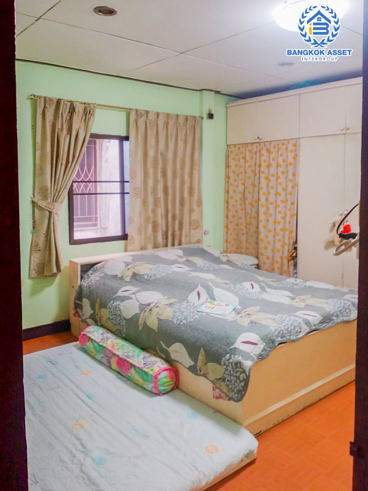 *****ทาวน์เฮ้าส์มือสอง ซอยอินทามระ3 วิภาวดี-รังสิต เนื้อที่ 28.30 ตร.ว. ฟังก์ชัน 4 ห้องนอน 2 ห้องน้ำ 2 ที่จอดรถ บ้านสภาพดี พร้อมเข้าอยู่ บนทำเลเดินทางสะดวก เชื่อมต่อซอยอินทามระ, ถนนสุทธิสารวินิจฉัย, ถนนพหลโยธิน ใกล้รถไฟฟ้าสายสีเขียว "สถานีสะพานควาย" และจุดขึ้นทางด่วน "ศรีรัช"