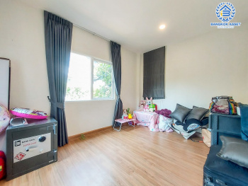 *****บ้านเดี่ยวมือสองปทุมธานี โครงการ เซนโทร ชัยพฤกษ์345 เนื้อที่กว้างเกือบ 51 ตร.ว. ฟังก์ชัน 4 ห้องนอน 3 ห้องน้ำ 2 ที่จอดรถ แถมฟรี! 3 เครื่องปรับอากาศ 1 เครื่องทำน้ำอุ่น บนทำเลแห่งการเดินทาง เชื่อมต่อถนน 345, ถนนสะพานนนทบุรี – บางบัวทอง, ถนนศรีสมาน จองด่วน!