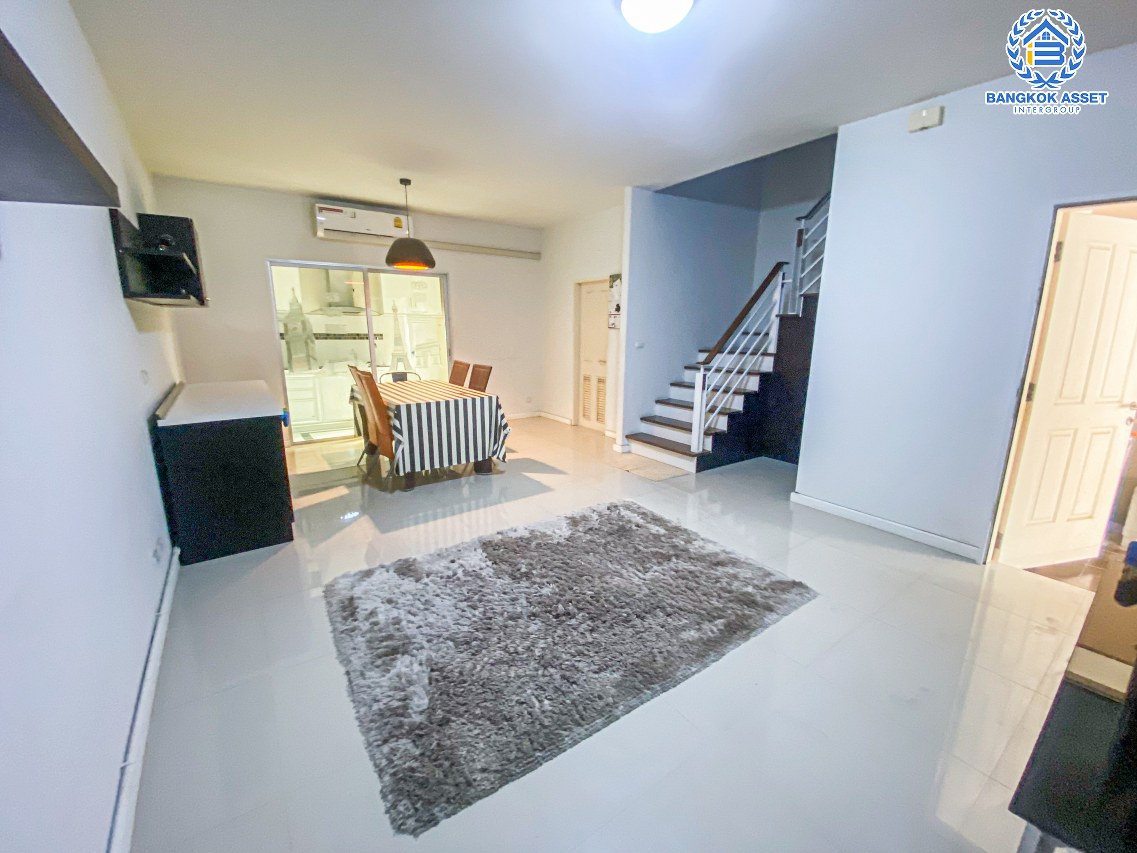 ทาวน์เฮ้าส์มือสองปทุมธานี โครงการ ฮาบิทาวน์ โฟลด์ ติวานนท์-แจ้งวัฒนะ เนื้อที่กว้างเกือบ 22 ตร.ว. ฟังก์ชัน 3 ห้องนอน 2 ห้องน้ำ 2 ที่จอดรถ แถมฟรี! 3 เครื่องปรับอากาศ และ 2 ตู้เสื้อผ้า บนทำเลติด ถนนติวานนท์ ใกล้ทางด่วน "ศรีสมาน" ในราคาพิเศษสุดในย่าน!