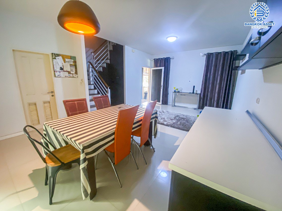 ทาวน์เฮ้าส์มือสองปทุมธานี โครงการ ฮาบิทาวน์ โฟลด์ ติวานนท์-แจ้งวัฒนะ เนื้อที่กว้างเกือบ 22 ตร.ว. ฟังก์ชัน 3 ห้องนอน 2 ห้องน้ำ 2 ที่จอดรถ แถมฟรี! 3 เครื่องปรับอากาศ และ 2 ตู้เสื้อผ้า บนทำเลติด ถนนติวานนท์ ใกล้ทางด่วน "ศรีสมาน" ในราคาพิเศษสุดในย่าน!