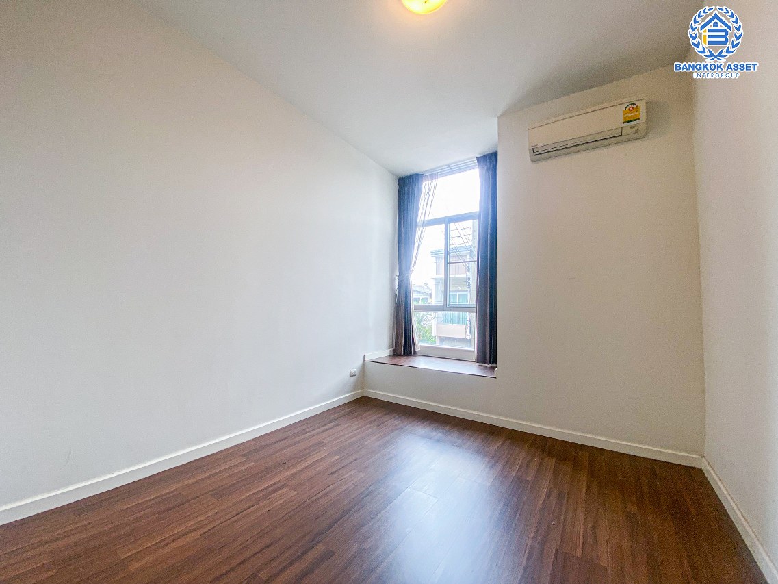 ทาวน์เฮ้าส์มือสองปทุมธานี โครงการ ฮาบิทาวน์ โฟลด์ ติวานนท์-แจ้งวัฒนะ เนื้อที่กว้างเกือบ 22 ตร.ว. ฟังก์ชัน 3 ห้องนอน 2 ห้องน้ำ 2 ที่จอดรถ แถมฟรี! 3 เครื่องปรับอากาศ และ 2 ตู้เสื้อผ้า บนทำเลติด ถนนติวานนท์ ใกล้ทางด่วน "ศรีสมาน" ในราคาพิเศษสุดในย่าน!