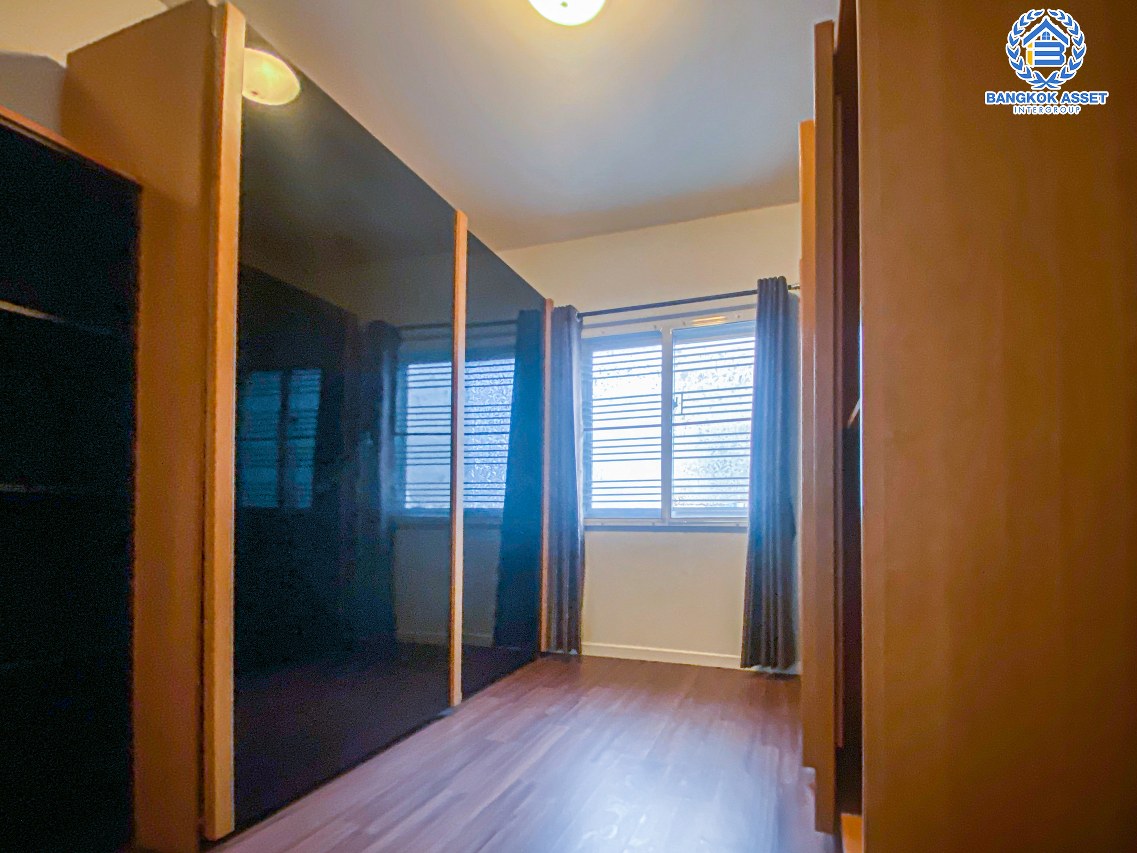 ทาวน์เฮ้าส์มือสองปทุมธานี โครงการ ฮาบิทาวน์ โฟลด์ ติวานนท์-แจ้งวัฒนะ เนื้อที่กว้างเกือบ 22 ตร.ว. ฟังก์ชัน 3 ห้องนอน 2 ห้องน้ำ 2 ที่จอดรถ แถมฟรี! 3 เครื่องปรับอากาศ และ 2 ตู้เสื้อผ้า บนทำเลติด ถนนติวานนท์ ใกล้ทางด่วน "ศรีสมาน" ในราคาพิเศษสุดในย่าน!