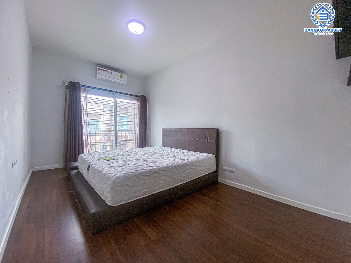 ทาวน์เฮ้าส์มือสองปทุมธานี โครงการ ฮาบิทาวน์ โฟลด์ ติวานนท์-แจ้งวัฒนะ เนื้อที่กว้างเกือบ 22 ตร.ว. ฟังก์ชัน 3 ห้องนอน 2 ห้องน้ำ 2 ที่จอดรถ แถมฟรี! 3 เครื่องปรับอากาศ และ 2 ตู้เสื้อผ้า บนทำเลติด ถนนติวานนท์ ใกล้ทางด่วน "ศรีสมาน" ในราคาพิเศษสุดในย่าน!