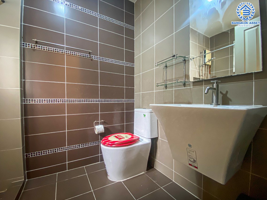 ทาวน์เฮ้าส์มือสองปทุมธานี โครงการ ฮาบิทาวน์ โฟลด์ ติวานนท์-แจ้งวัฒนะ เนื้อที่กว้างเกือบ 22 ตร.ว. ฟังก์ชัน 3 ห้องนอน 2 ห้องน้ำ 2 ที่จอดรถ แถมฟรี! 3 เครื่องปรับอากาศ และ 2 ตู้เสื้อผ้า บนทำเลติด ถนนติวานนท์ ใกล้ทางด่วน "ศรีสมาน" ในราคาพิเศษสุดในย่าน!