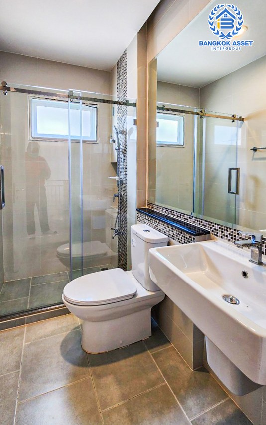 บ้านแฝดมือสองนครปฐม โครงการ อิคอนเนเจอร์ ศาลายา เนื้อที่กว้าง 37.1 ตร.ว. ฟังก์ชัน 3 ห้องนอน 3 ห้องน้ำ 2 ที่จอดรถ บ้านไม่เคยเข้าอยู่ ต่อเติมหลังคา และภายในเรียบร้อย บนทำเลติด ถนนศาลายา-นครชัยศรี เชื่อมต่อ ถนนพุทธมณฑลสาย 5, ถนนบรมราชชนนี ใกล้ ม.มหามกุฏฯ ศาลายา